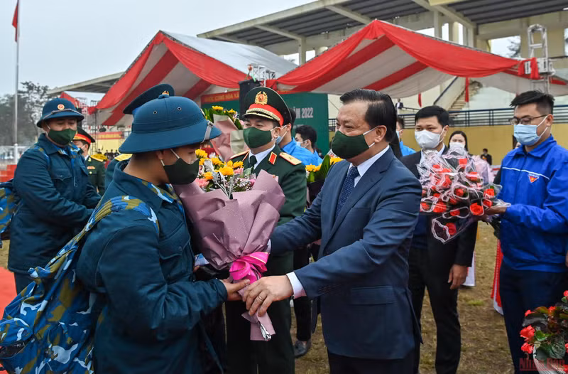 Young people in Hanoi start military service ảnh 5
