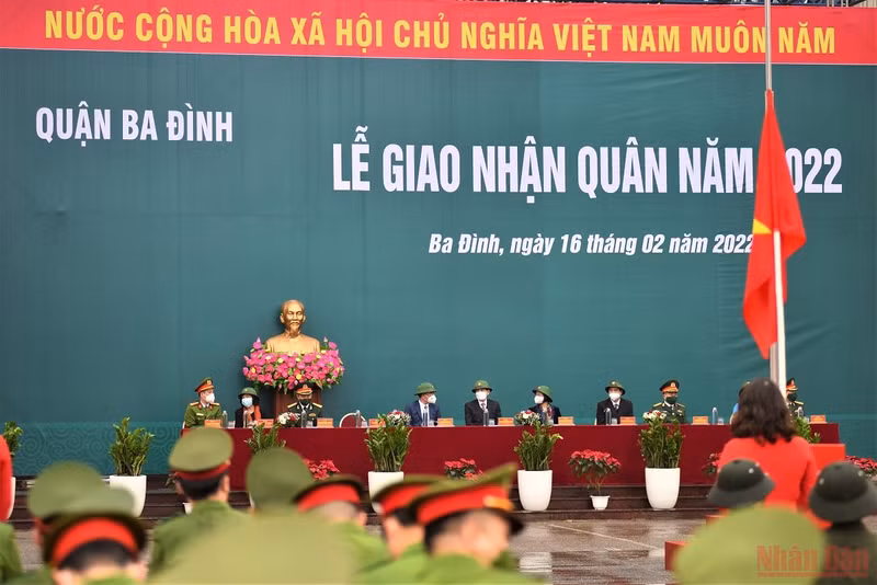 Young people in Hanoi start military service ảnh 1