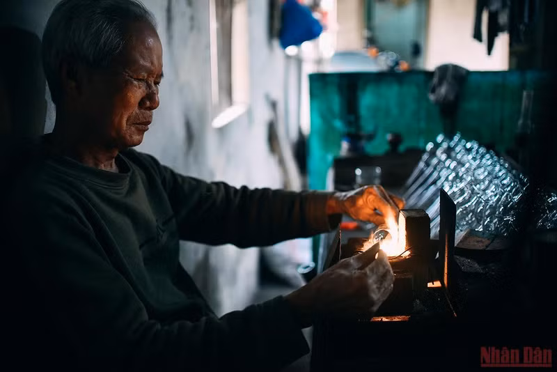 The story of a glass blowing craftsman ảnh 8 The story of a glass blowing craftsman ảnh 8