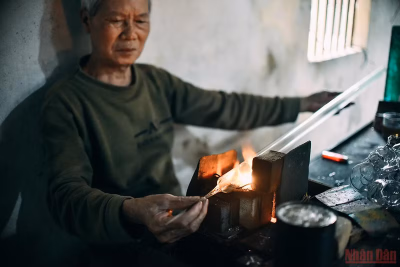 The story of a glass blowing craftsman ảnh 5 The story of a glass blowing craftsman ảnh 5