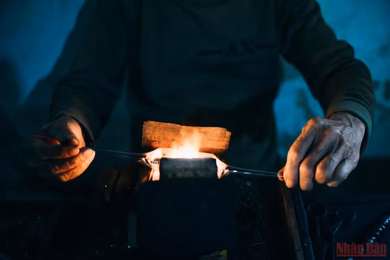 The story of a glass blowing craftsman ảnh 3 The story of a glass blowing craftsman ảnh 3