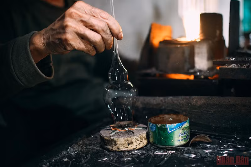 The story of a glass blowing craftsman ảnh 7 The story of a glass blowing craftsman ảnh 7