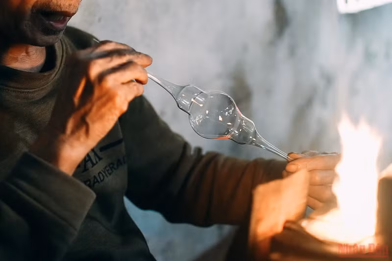 The story of a glass blowing craftsman ảnh 1 The story of a glass blowing craftsman ảnh 1