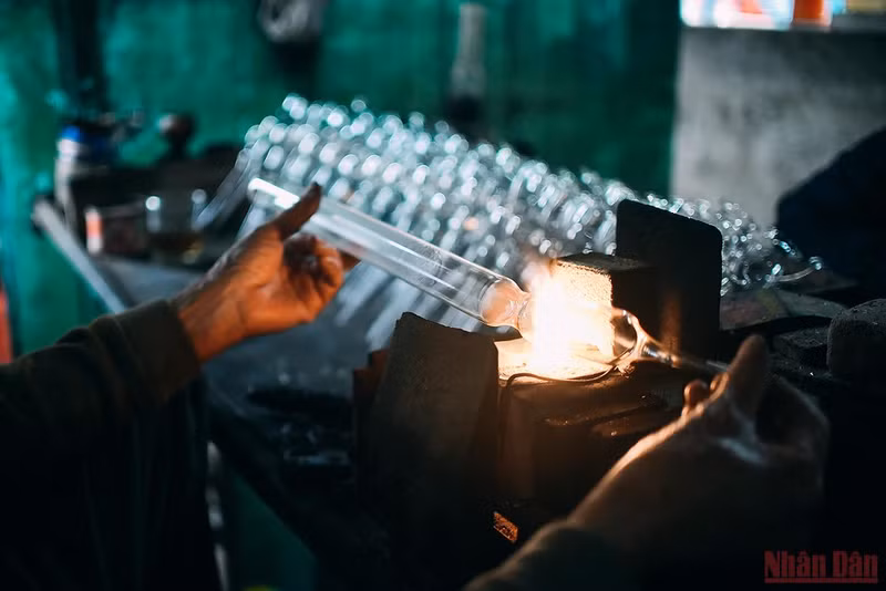 The story of a glass blowing craftsman ảnh 2 The story of a glass blowing craftsman ảnh 2