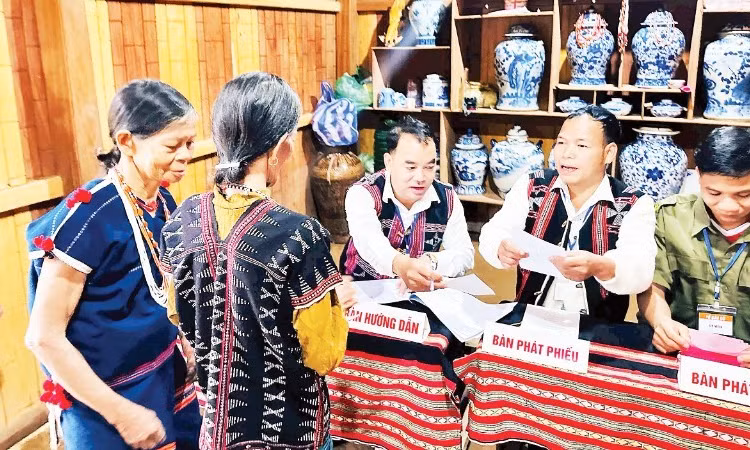 Voters in A’ur Village, Avuong Commune (Da Nang) were welcomed and guided on how to exercise their right to vote. (Photo: Da Nang City Election Committee)