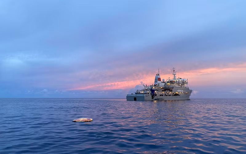 Service held to commemorate heroes who died to protect sea and island sovereignty ảnh 13