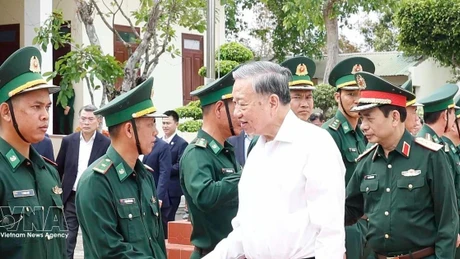 Party General Secretary To Lam, who is also Secretary of the Central Military Commission, visits officers and soldiers of the Ea H’Leo Border Guard Station on February 11 (Photo: VNA)