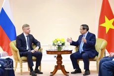 Prime Minister Pham Minh Chinh (R) meets with Russian Railways CEO Oleg Belozyorov (Photo: VNA) 