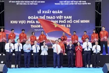 Chairman of the Ho Chi Minh City People’s Committee Nguyen Van Duoc (centre) waves the national flag at the ceremony (Photo: VNA)