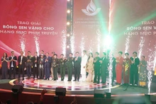 The film crew of “Red Rain” receives the Golden Lotus Prize. (Photo courtesy of the organising committee)