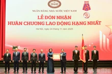 PM Pham Minh Chinh bestows the first-class Labour Order on the SBV (Photo: NDO)