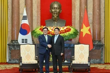 State President Luong Cuong (right) and Speaker of the National Assembly of the Republic of Korea Woo Won Shik at their meeting in Ha Noi on November 21, 2025 (Photo: NDO)