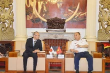 Kobayashi Yosuke, Chief Representative of the JICA Office in Viet Nam (left) and Lieutenant General Le Quang Dao, Commander of the Viet Nam Coast Guard (Photo: qdnd.vn) 