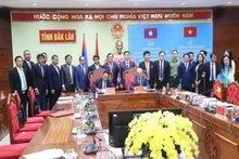 Secretary and Governor of Sekong Province Leklai Sivilay presents the First-Class Labour Order of the Lao Government to Dak Lak Province.