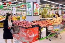 Consumers shop at Winmart Vo Thi Sau in Hai Ba Trung district, Ha Noi. (Photo: VNA)