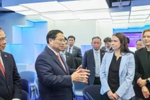 Vietnamese Prime Minister Pham Minh Chinh visits the E-Estonia Briefing Centre on June 6. (Photo: VNA)