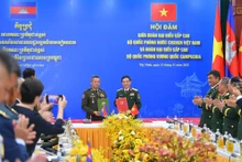 At the talks between Vietnamese Minister of National Defence General Phan Van Giang (R) and Cambodian Deputy Prime Minister and Minister of National Defence General Tea Seiha on November 13. (Photo: NDO)