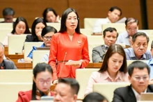 Hoang Thi Thanh Thuy, a deputy from the southern province of Tay Ninh, speaks at the event. (Photo: NDO)