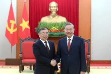General Secretary of the Communist Party of Viet Nam Central Committee To Lam (R) receives Li Shulei, Politburo member, Secretary of the Communist Party of China Central Committee’s Secretariat, and Head of the CPC Central Committee’s Publicity Department. (Photo: NDO)