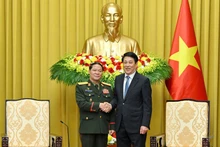 State President Luong Cuong (R) meets Lieutenant General Vongsone Inpanphim (Photo: NDO)