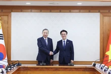 Viet Nam’s Party General Secretary To Lam (left) and RoK Prime Minister Kim Min-seok at their meeting in Seoul on August 11. (Photo: VNA)