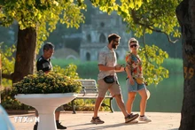Foreign tourists at Hoan Kiem Lake (Photo: VNA)
