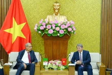 Minister of Justice Nguyen Hai Ninh (right) receives Secretary General of the Algerian Ministry of Justice Mohamed Regaz. (Photo: TH)
