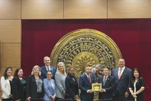 Vice Chairman of the National Assembly Nguyen Duc Hai (third from right) receives a delegation from the US’s Oregon State legislature in Ha Noi on September 9. (Photo: VNA)