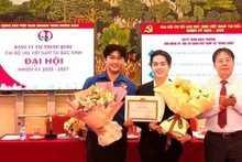 Nguyen Hong Phuc (left) receives an award at the Political Theory Writing Contest on Protecting the Party’s Ideological Foundations organised by the Ministry of Foreign Affairs. (Photo courtesy of the interviewee)