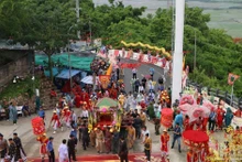 The Ba Chua Xu (Holy Mother of the Realm) Festival at Sam Mountain attracts large numbers of visitors.