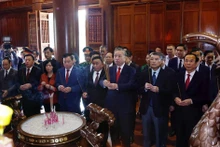 Party General Secretary To Lam and the working delegation offer incense in commemoration of President Ho Chi Minh at the Kim Lien Special National Relic Site. (Photo: VNA)
