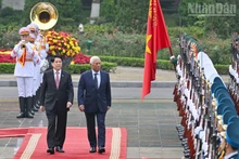 State President Luong Cuong (R) hosts an official welcome ceremony in Ha Noi on January 29 morning for President of the European Council (EC) António Costa (Photo: NDO)