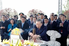 General Secretary To Lam (centre) and a working delegation of the Party Central Committee lay flowers and offer incense in commemoration of General Secretary Tran Phu in Ha Tinh. (Photo: VNA)