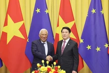 Vietnamese State President Luong Cuong (R) welcomes President of the European Council António Costa in Ha Noi. (Photo: VNA)