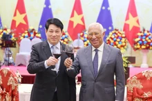 State President Luong Cuong (L) hosts a banquet in Ha Noi on the evening of January 29 in honour of President of the European Council (EC) António Costa. (Photo: VNA)
