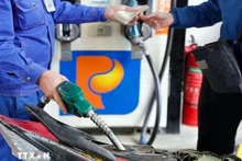 A motorcyle is refilled at a Petrolimex station in Ha Noi. (Photo: VNA)