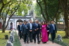 President of the European Council António Costa (centre, first row) visits the Van Mieu - Quoc Tu Giam (Temple of Literature). (Photo: VNA)