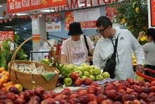 International tourists shop at Lotte Mart supermarket in Da Nang. (Photo: VNA)