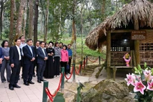 The delegation of Nhan Dan Newspaper visits Tan Trao Commune. (Photo: THANH DAT)