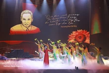A performance in the special political art programme titled “Prime Minister Pham Van Dong – A lifetime for the nation and the people”. (Photo: VNA) 
