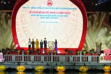 Lam Thi Phuong Thanh, Member of the Party Central Committee and Permanent Deputy Minister of Culture, Sports and Tourism, presented the Special National Relic certificate for the Tam Chuc Scenic Complex.