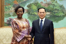 Deputy Prime Minister Bui Thanh Son (R) and Secretary-General of the International Organisation of La Francophonie Louise Mushikiwabo at their meeting in Ha Noi on March 6 (Photo: VNA)