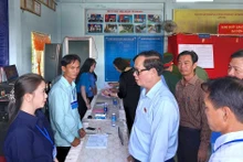 NA Vice Chairman Tran Quang Phuong inspects election preparations at Polling Station No.1 in Dat Mui Commune of Ca Mau Province.