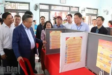 Politburo member Tran Sy Thanh and the inspection delegation conduct a field visit to Polling Station No. 38 in Residential Group 5 Tu An, Buon Ma Thuot Ward.