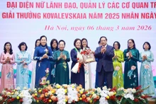 Prime Minister Pham Minh Chinh presents the 2025 Kovalevskaia Award to Prof. Dr. Tran Thi Viet Nga, Director of the Viet Nam–Japan Institute of Advanced Technology and senior lecturer at Ha Noi University of Civil Engineering (Photo: VNA)