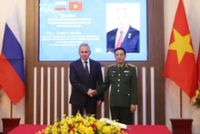 Minister of National Defence General Phan Van Giang (right) meets visiting Secretary of the Security Council of the Russian Federation Sergey Shoigu in Ha Noi on December 10. (Photo: VNA)