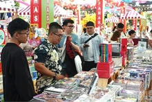 The Tet Book Street Festival attracts large numbers of residents and visitors. (Photo: Linh Bao)