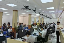 Although newly operational, the Ho Chi Minh City Public Administrative Service Centre has already welcomed a large number of residents to complete administrative procedures. (Photo: The Anh)