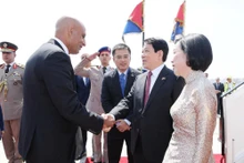 State President Luong Cuong (R) and his spouse Nguyen Thi Minh Nguyet are welcomed by Egyptian Minister of Education and Technical Education Mohamed Abdel Latif. (Photo: VNA) 