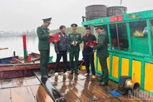A task force from the Cua Sot Border Guard Station has been making use of every available moment to conduct outreach activities, providing fishermen with guidance on voting procedures in accordance with regulations.